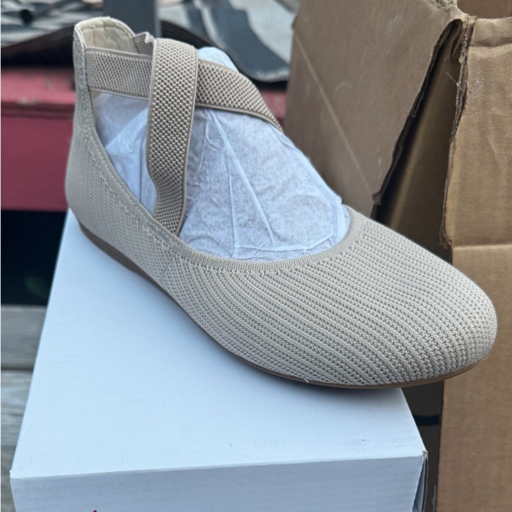 Arromic ballet flats for women and big girls, in black & beige sizes 7-10